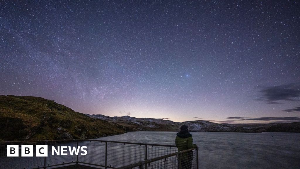 I went to rural Wales to bathe in starlight and the Milky Way blew me away - BBC