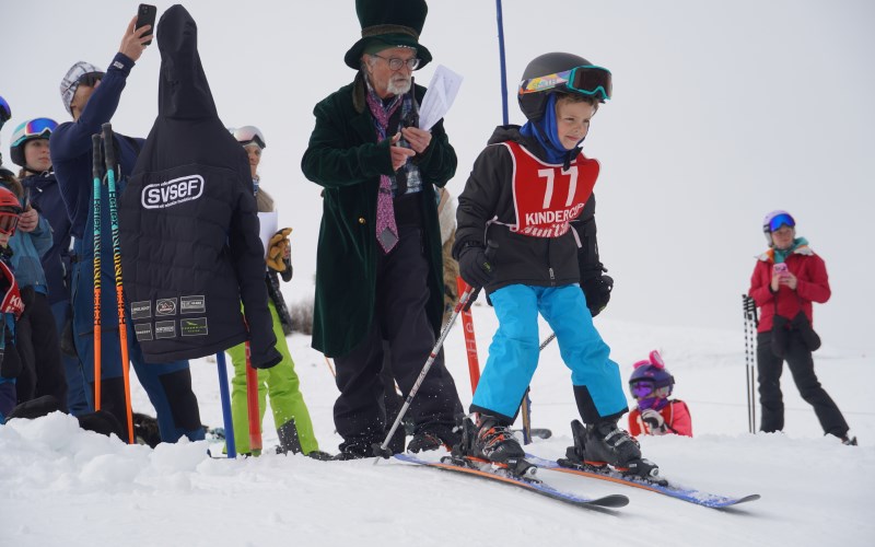 Spidermen, Eagles and Aliens Fly Down Dollar Mountain in Kindercup