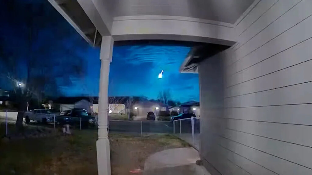 Video shows ‘fireball’ briefly illuminate Oregon skyline Video shows 'fireball' briefly illuminate Oregon skyline