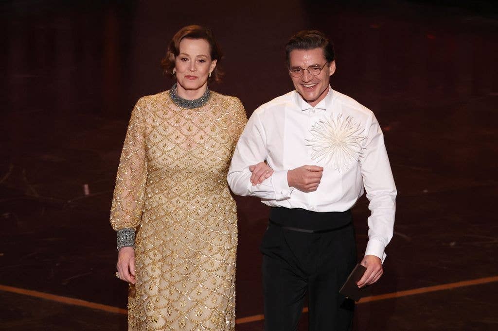 Co-presenters Sigourney Weaver and Pedro Pascal 