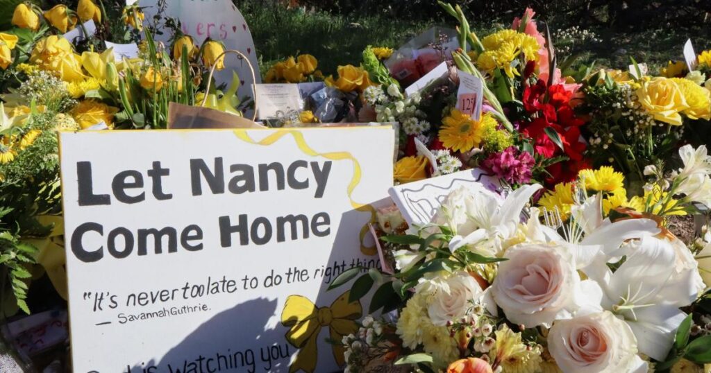 Savannah Guthrie returns to home of missing mother Savannah Guthrie returns to home of missing mother