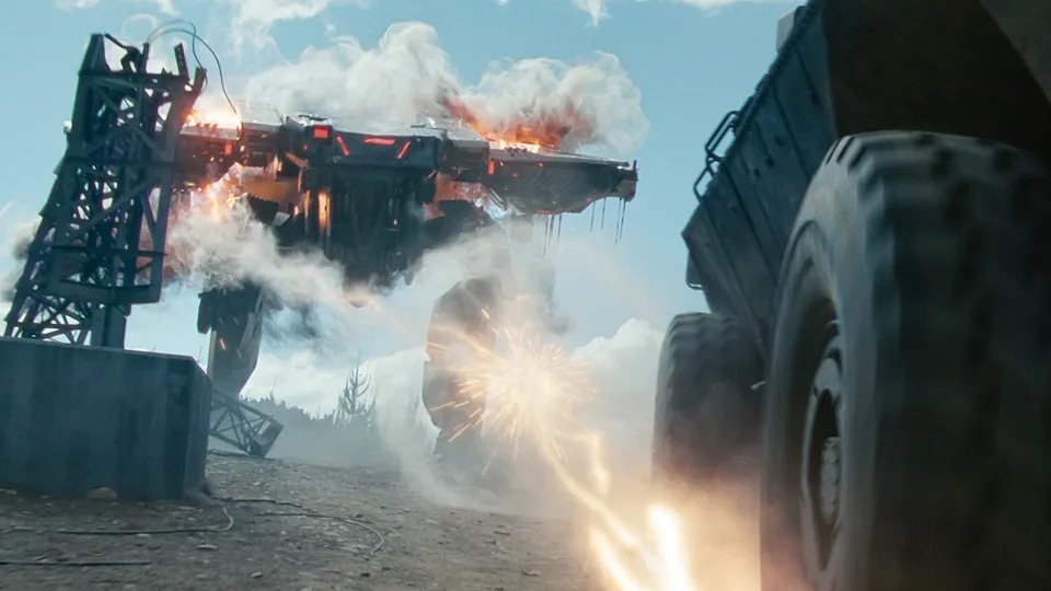 Alien machine chasing a military vehicle in War Machine