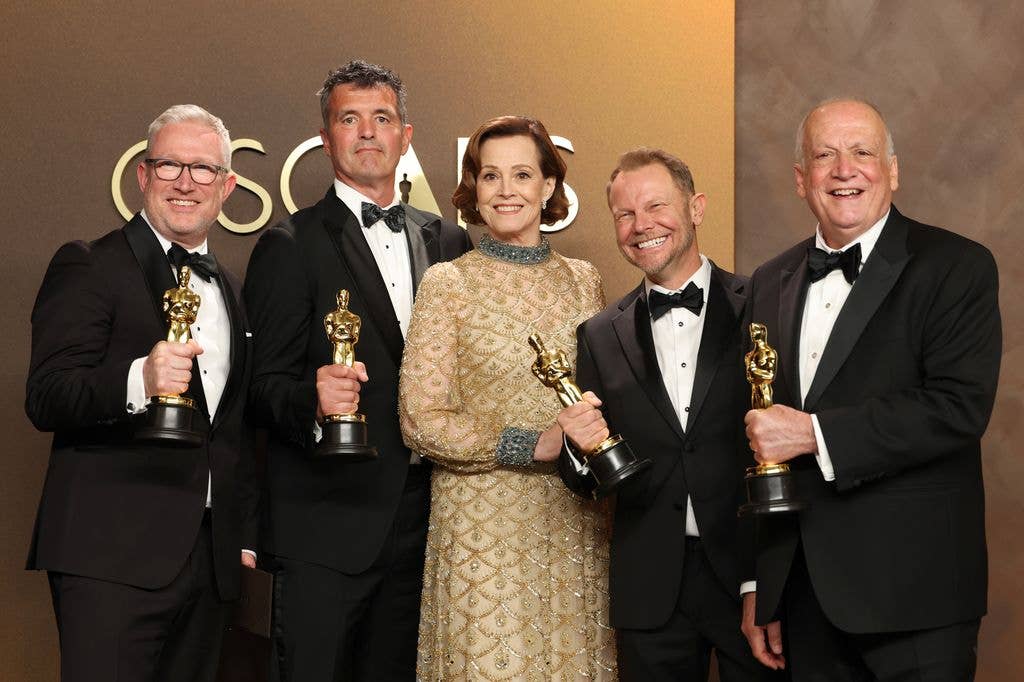 Sigourney with the winners of the Best Visual Effects award for Avatar: Fire and Ash