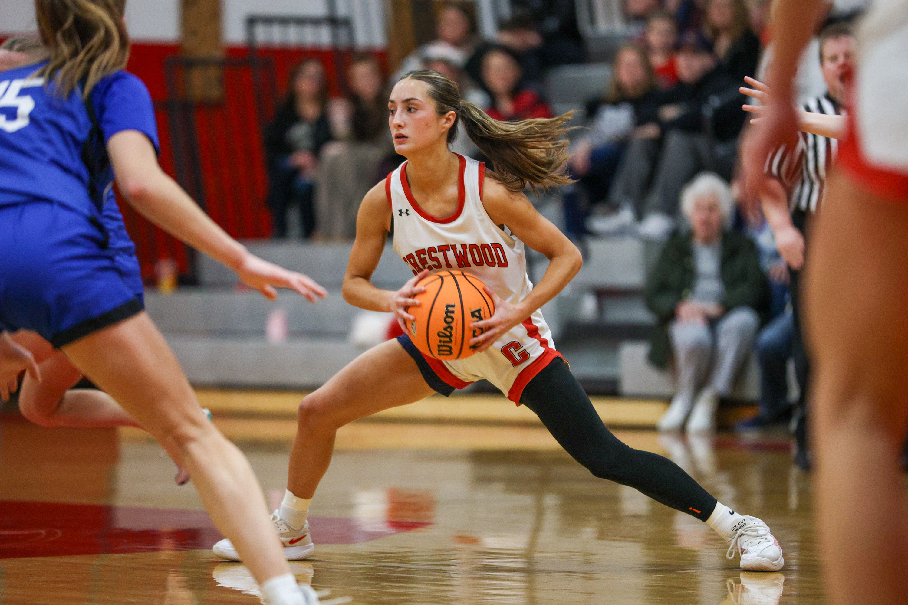 Crestwood’s Jordan Andrews (14) pivots with the ball during the...