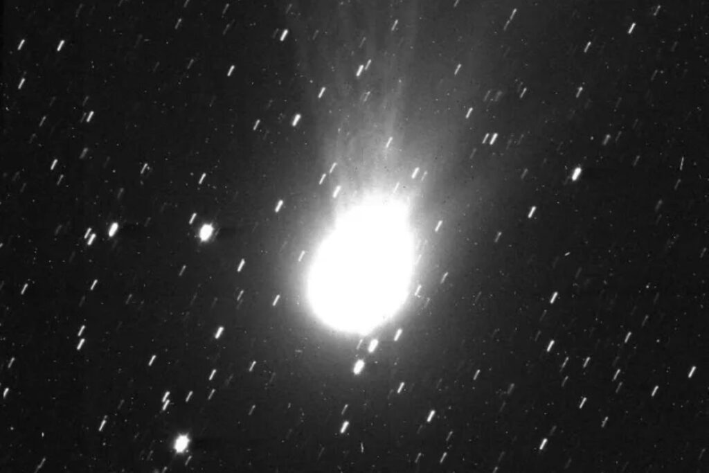 Scientists analyze the rare interstellar comet 3I/Atlas and find something unexpected in its chemical composition: methanol levels far above normal, raising new questions about how objects from other star systems are formed Interstellar comet 3I/Atlas reveals methanol and an unusual chemical composition in the Solar System, opening clues about stellar systems.
