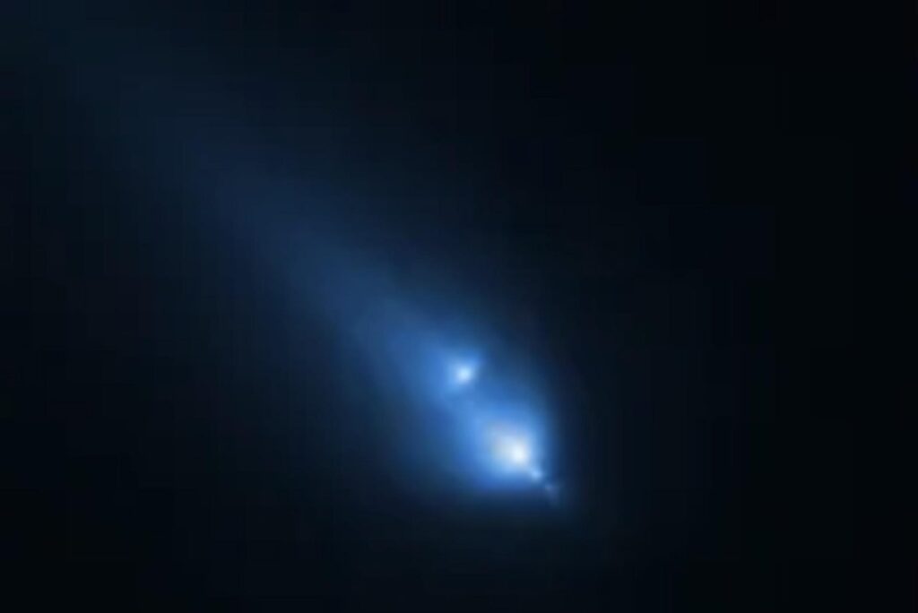 Hubble catches comet breaking apart by accident Hubble catches comet breaking apart by accident