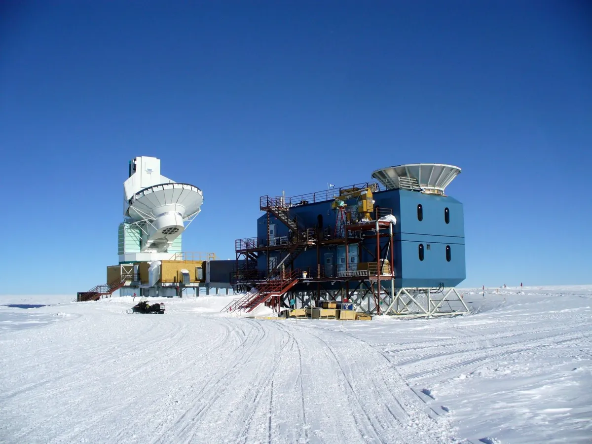 The Dark Sector Laboratory at Amundsen-Scott South Pole Station. Left is the South Pole Telescope. Right is the BICEP2 telescope. Credit: Amble CC BY-SA 3.0
