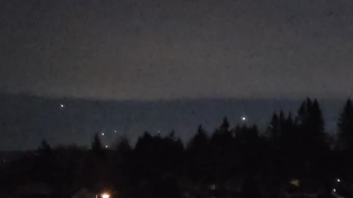Lots of the ufo stuff going on in Monroe, Wa at 9:20pm March28th