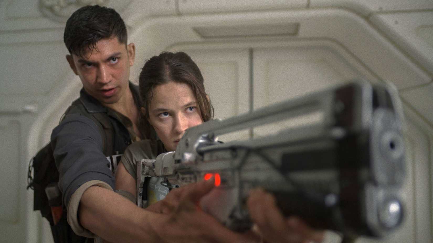 Archie Renaux and Cailee Spaeny train with a weapon in Alien Romulus