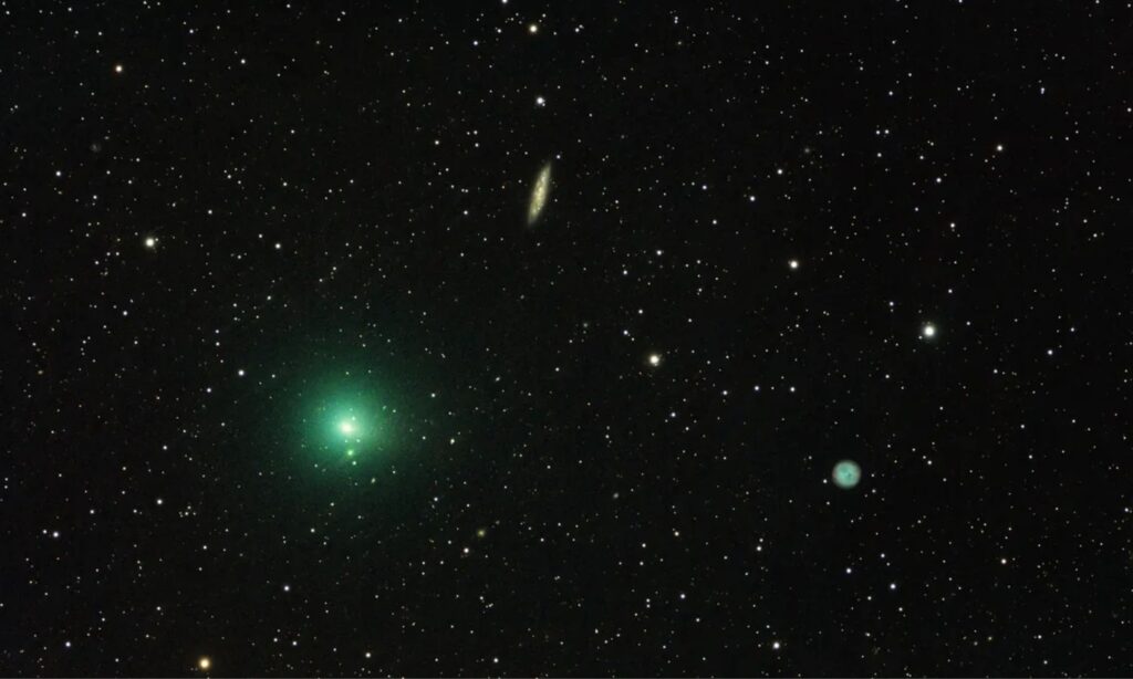 Small comet seen stopping its spin, then restarting in reverse Small comet seen stopping its spin, then restarting in reverse