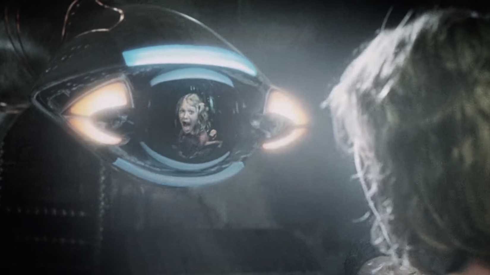 Dakota Fanning's scream reflected in the mechanical eye lens in War of the Worlds