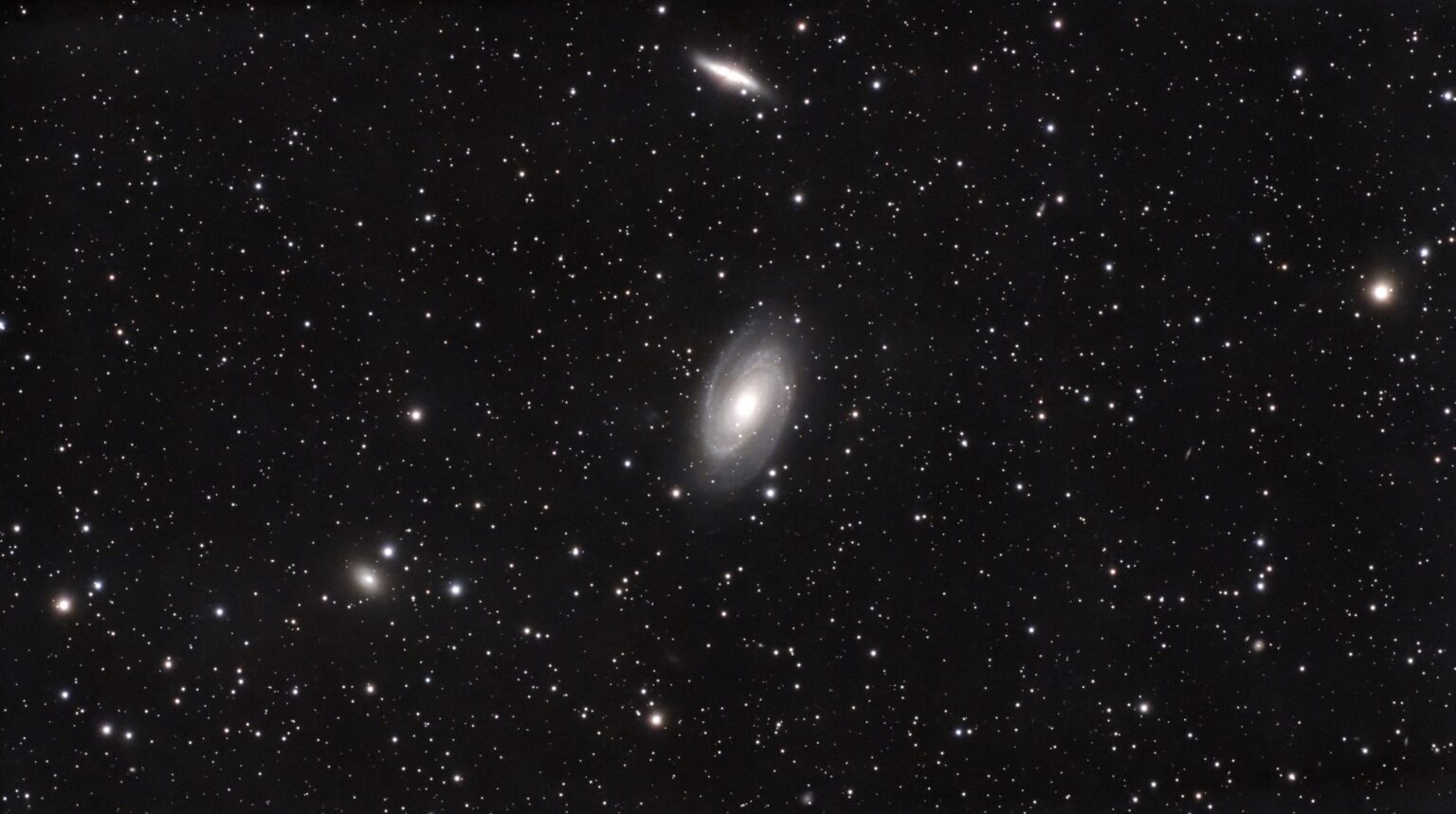 I went hunting for M81… and accidentally caught a mag 14.9 galaxy from Bortle 6 under a near-full Moon 🤯 (DWARF 3, 15h) I went hunting for M81… and accidentally caught a mag 14.9 galaxy from Bortle 6 under a near-full Moon 🤯 (DWARF 3, 15h)