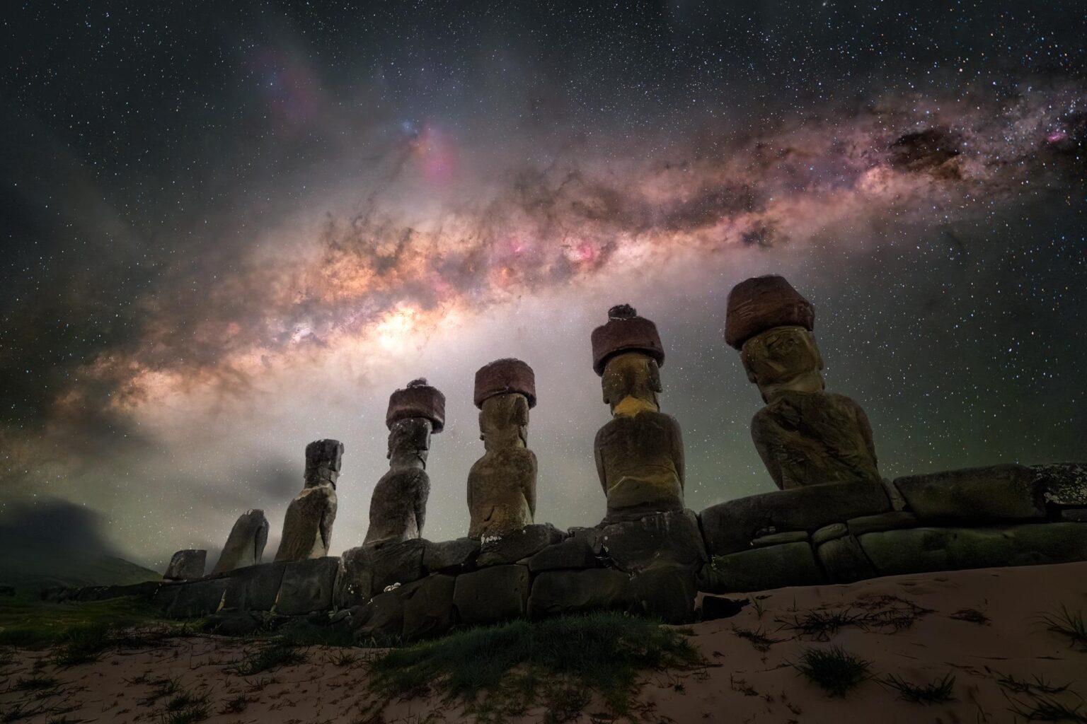 Mo'ai of Rapa Nui beneath the Milky Way imaged by Rositsa Dimitrova