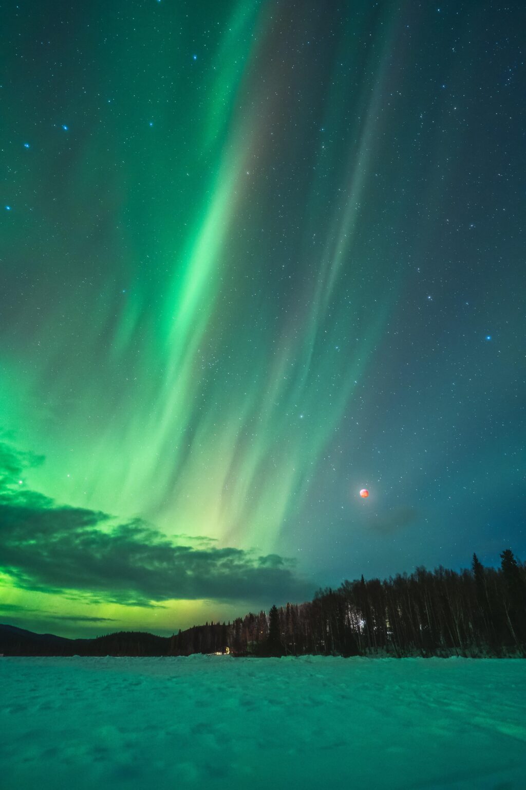 The total lunar eclipse and an Aurora substorm The total lunar eclipse and an Aurora substorm