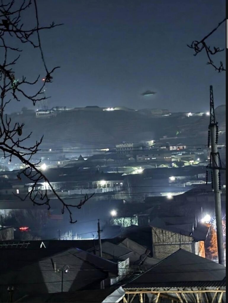 Teenager spots UFO and takes a pristine pic