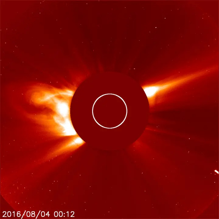 An animated view of the white streak of a comet as it plunges towards the sun