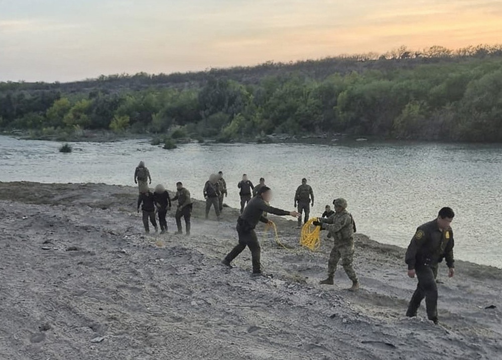 DVIDS - Images - U.S. Border Patrol agents, Texas state troopers, and U.S. Army soldiers assigned to JTF-SB rescue three Illegal aliens attempting to cross the U.S southern border. [Image 4 of 4]
