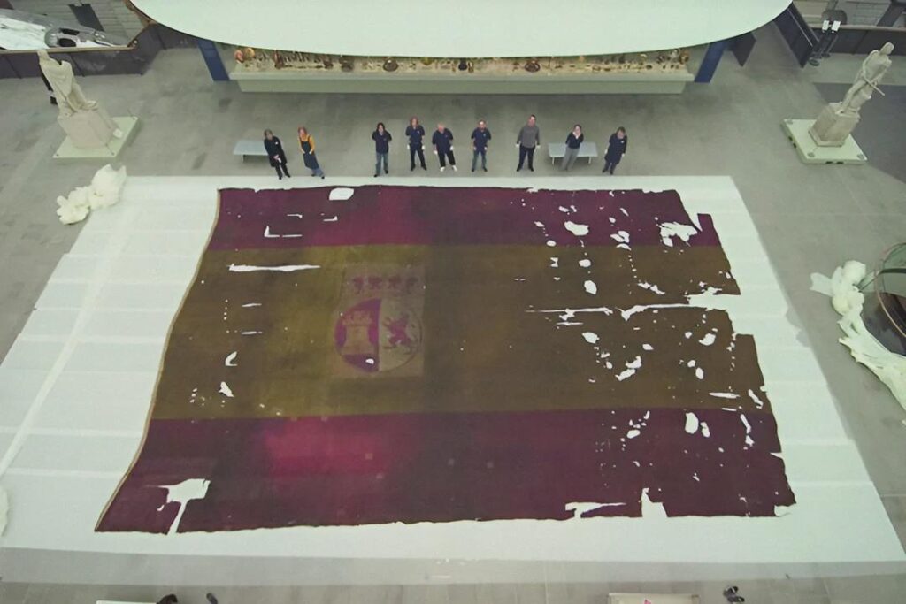 The Size Of This Flag Flown On A Spanish Ship At The Battle Of Trafalgar (1805) Compared To The Size Of People Around It