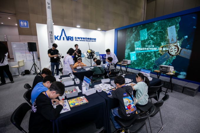 Making a KARI keychain. Provided by Studio51