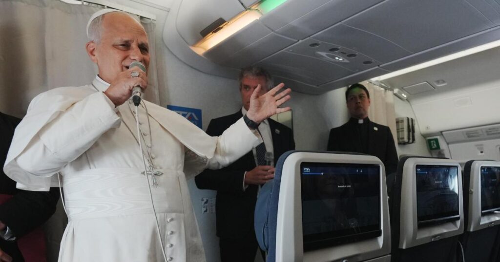 Pope urges US and Iran to return to peace talks