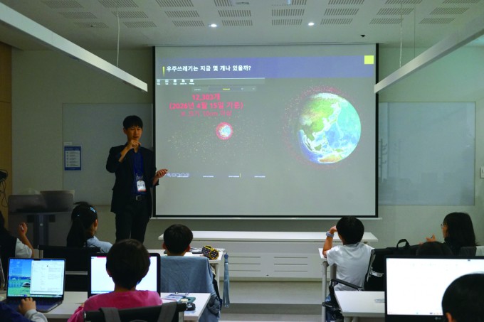 우주 교통관리의 필요성에 대해 강연하는 허현오 박사. 어린이과학동아 제공 