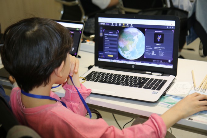 42SAGA를 이용해 나만의 인공위성을 만들어 보고 있다. 어린이과학동아 제공