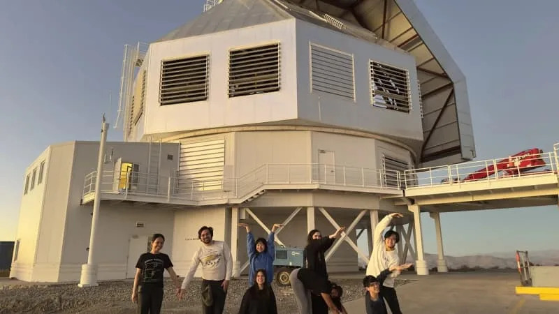 Students from University of Chicago professor Alexander Ji’s “Field Course in Astrophysics” class pose in front of the Magellan Clay telescope at Carnegie Science’s Las Campanas Observatory in Chile. They are using their bodies to spell MIKE, referencing the Magellan Inamori Kyocera Echelle (MIKE) spectrograph instrument that they used on the telescope to make their breakthrough discovery. (CREDIT: Zhongyuan Zhang)