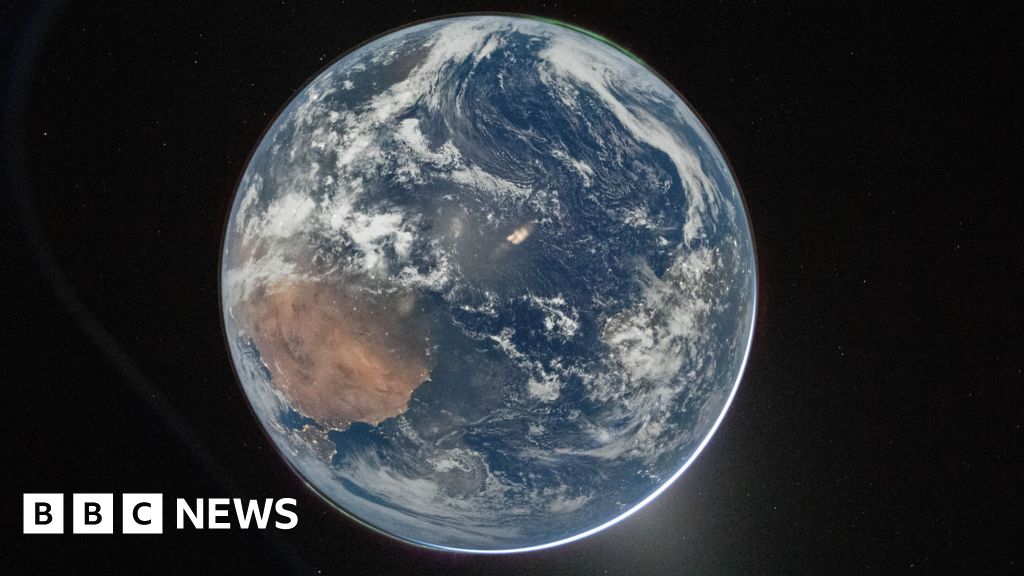 Artemis II crew take 'spectacular' image of Earth - BBC