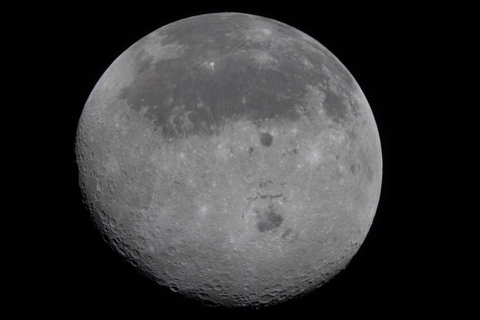 For the first time in 50 years, we are finally seeing the Moon in high-def with a crew onboard !!