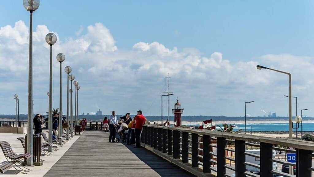 UFO sighthing in Portugal/unexplained explosion heard all over the city and surroundings.