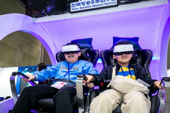 A child reporter enjoying the VR experience. Provided by Studio51