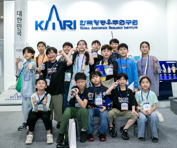 The Children's Space Reporter Corps visiting the Korea Aerospace Research Institute booth at the '2026 Korea Science Festival in Gyeonggi.' Provided by Studio51