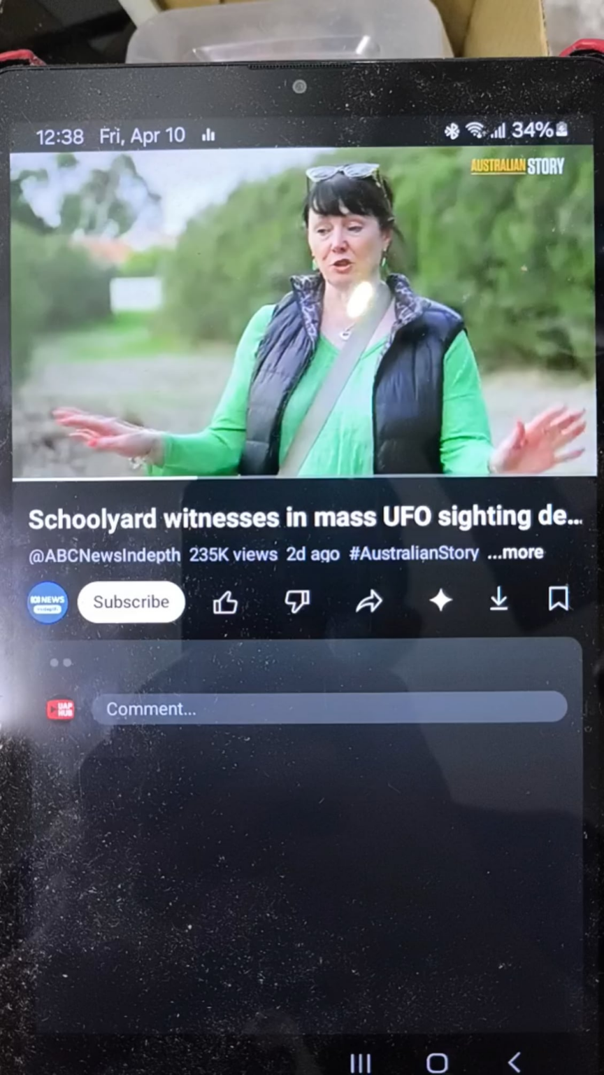 Australia UFO Rotate on its axis before flying away