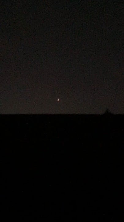 Pulsating Orange Orb above Eugene OR in last hour around 10pm PST 4-26-26