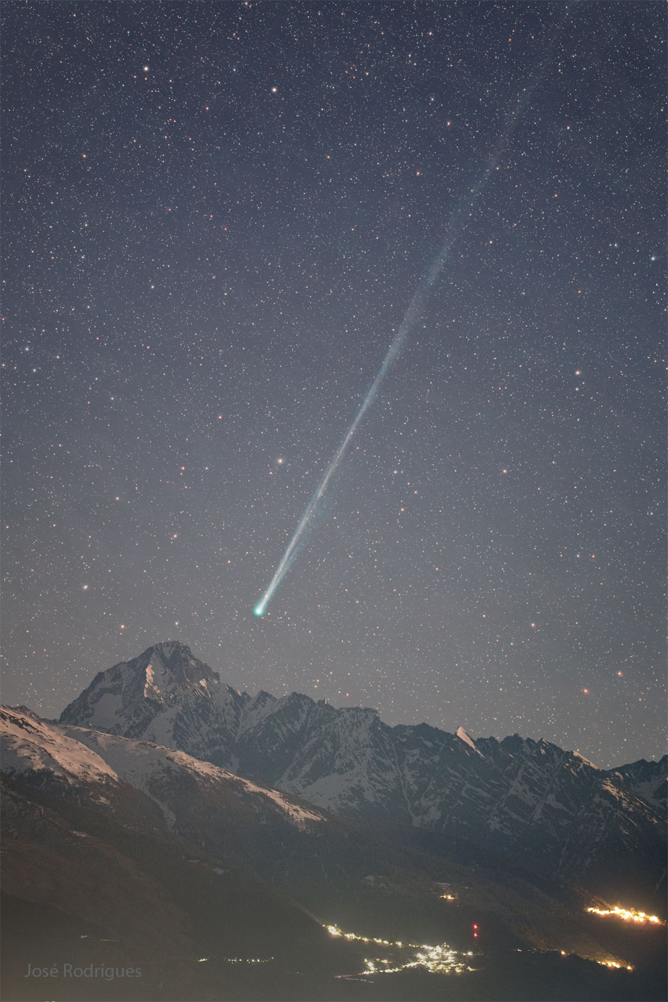 A starry night is seen above foreground mountains. Toward
the right is a comet with its head near the bottom center
and a long tail extending toward the upper right.
Please see the explanation for more detailed information.
