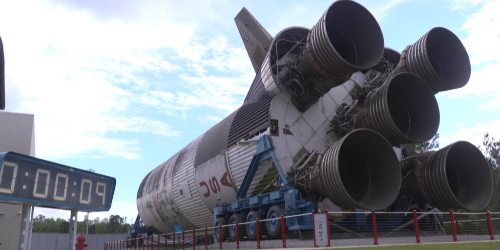 Families gather to watch Artemis II launch from Mississippi science center