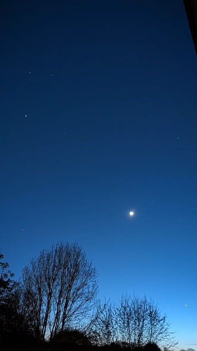 What is that? Comet? Lens flare?