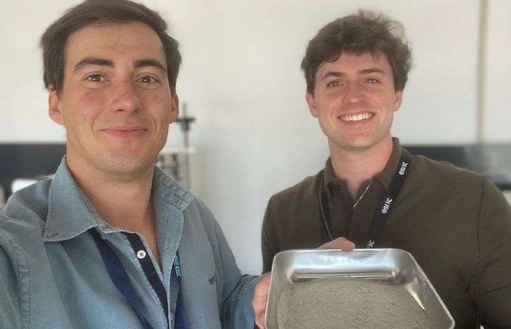 The founders of the co.mpany with the first sample of terrestrial regolith. - Hispansion.