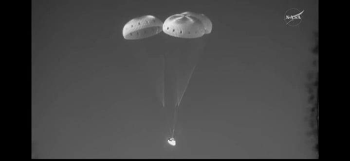 Is this just a plane or a helicopter? It was during the Artemis re-entry