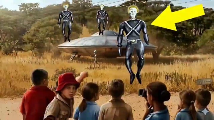 Aliens Land on School Playground 📚 👽