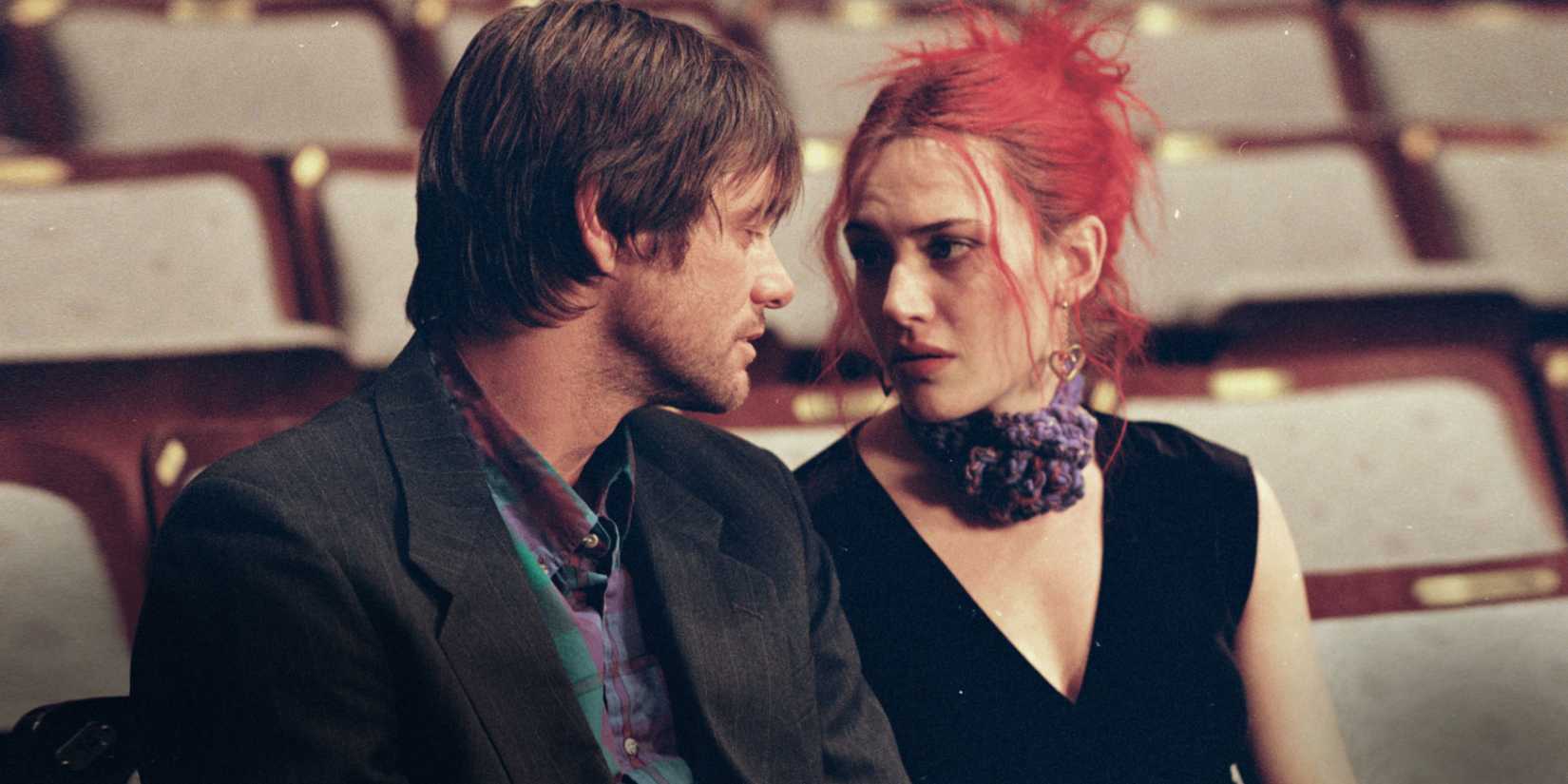 Jim Carrey and Kate Winslet looking at each other in Eternal Sunshine of the Spotless Mind (2004)