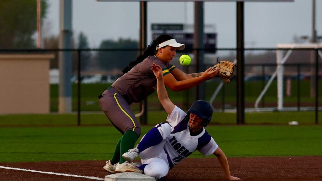 Lady Tigers crush Comets - by Patrick Munsey