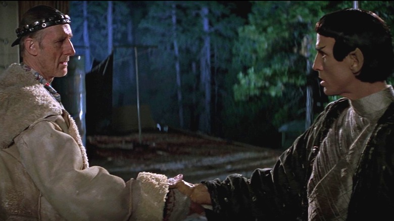 Zefram Cochran shaking a Vulcan's hand in Star Trek: First Contact