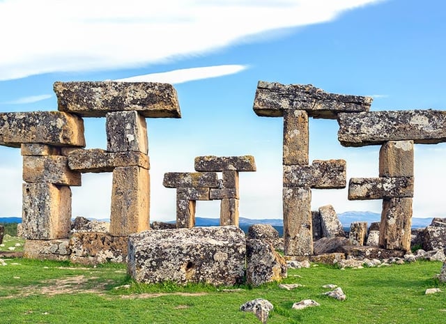 The Forgotten Fortress of Blaundos: A Greek outpost carved on a peninsula surrounded by deep canyons. How did Alexander the Great’s soldiers build this 2,300 years ago?