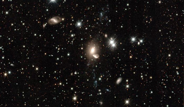 Images of the merging galaxies NGC 5291 and NGC 5291B belonging to the Abell cluster 3574 (centre). The structure of small blue objects passing up and down the NGC 5291 in a bow shape is the tidal dwarf galaxy, which was newly created by tidal action during the galaxy's merger with other galaxies in the past.[Jang Seowon / Jeong Man-geun (Seoul National University)]