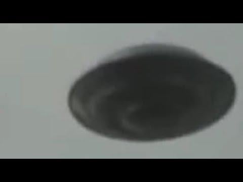 In this exciting video, an amazing UFO is clearly filmed in the skies over Italy.