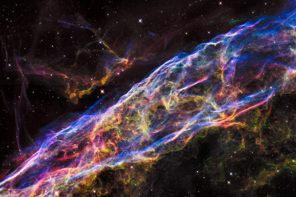 Hubble Captures the Veil Nebula — Remains of a Star That Exploded 8,000 Years Ago