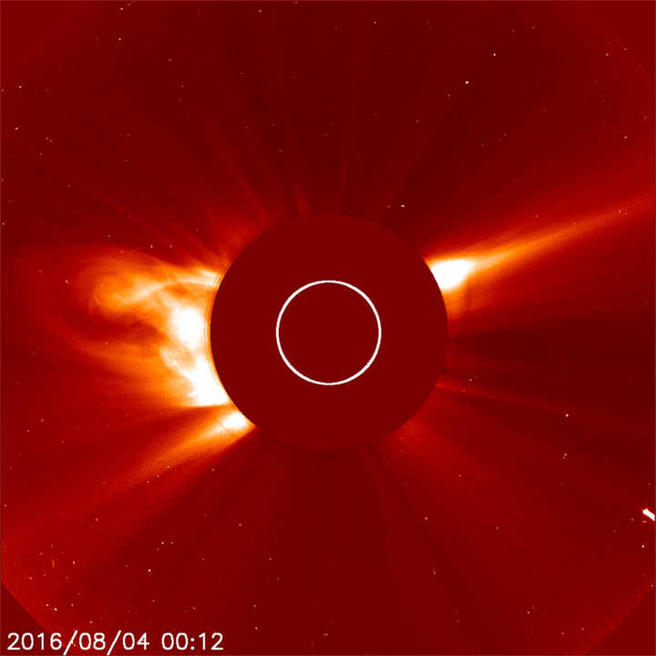 An animated view of the white streak of a comet as it plunges towards the sun