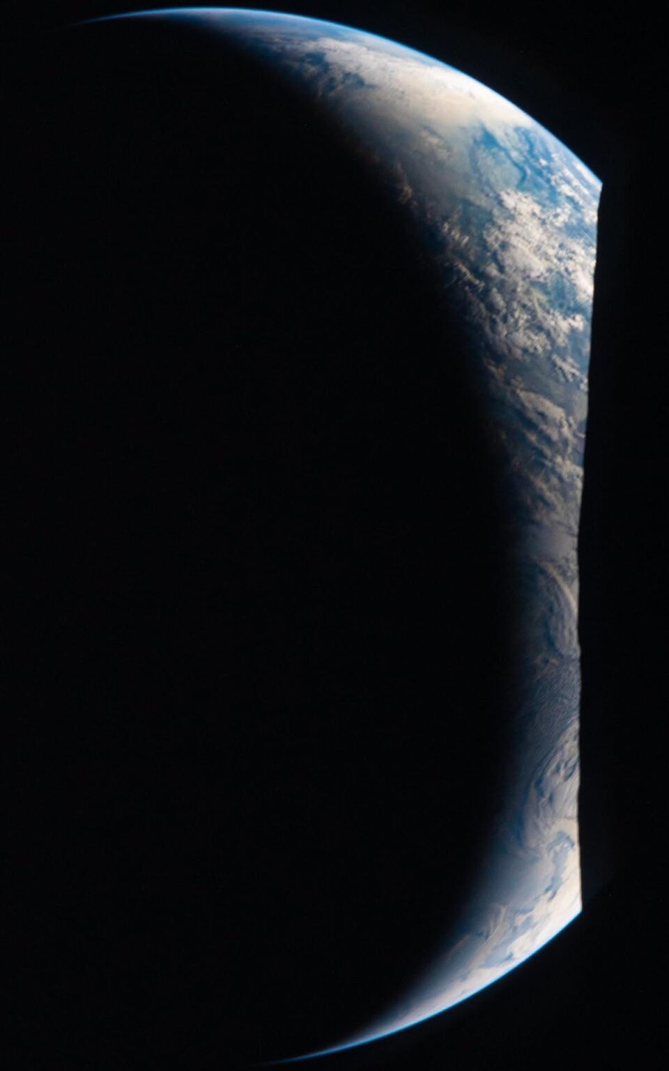 If anyone wants Earthrise phone wallpaper by Artemis II crew