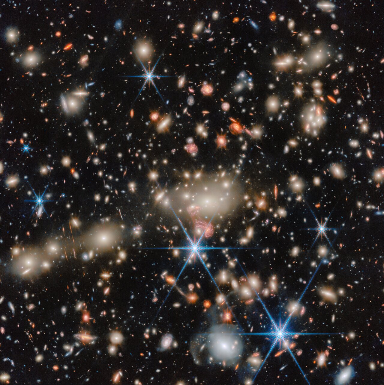 The full-size view of galaxy cluster MACS J1149, home of the ‘stingray’.